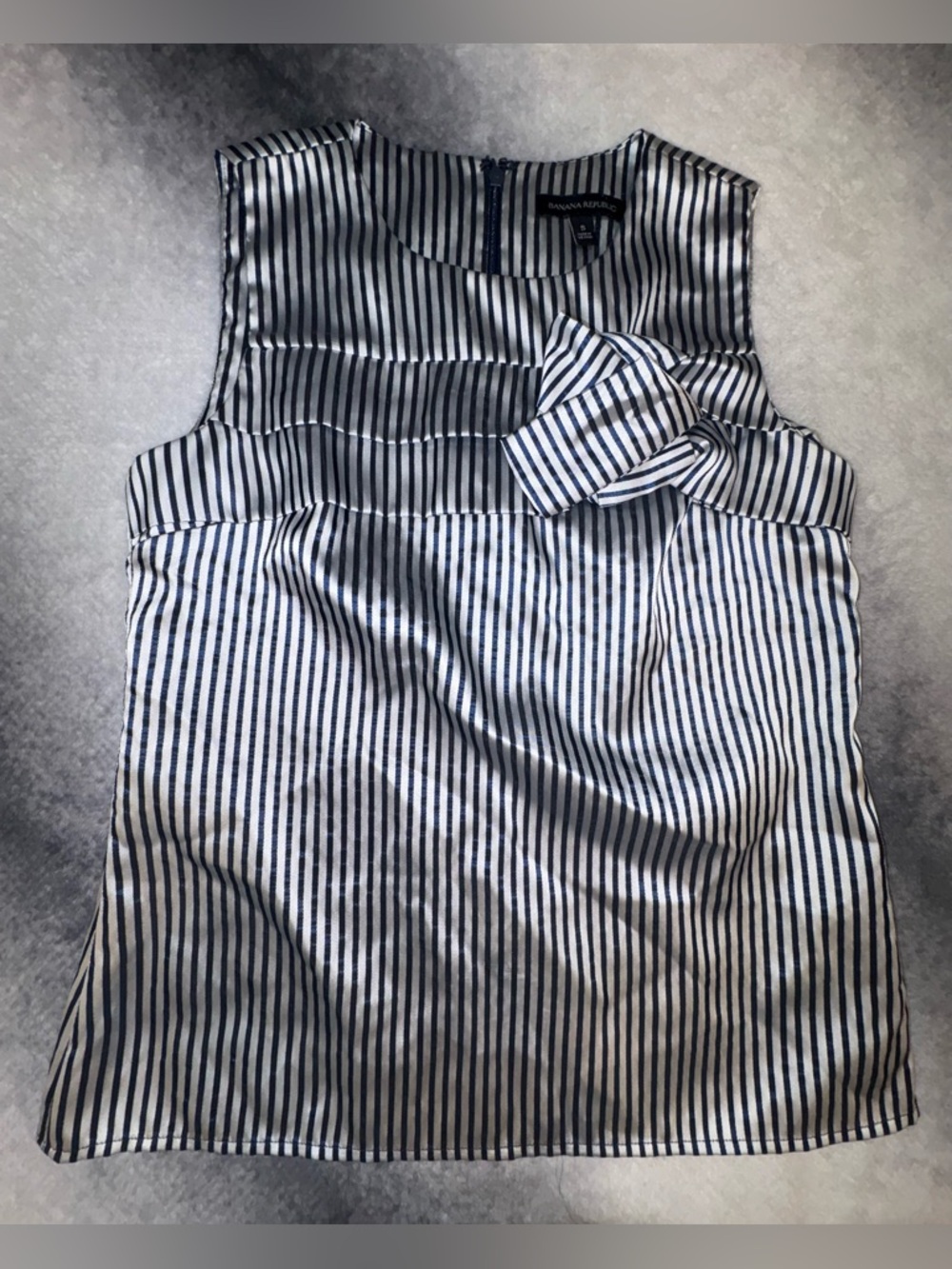 (A6) Banana Republic Striped Sleeveless Blouse Bow Detail Black White Size S EUC